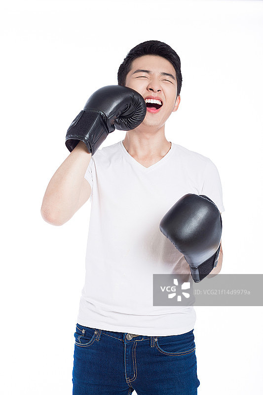 年轻男子手拿扩音器图片素材