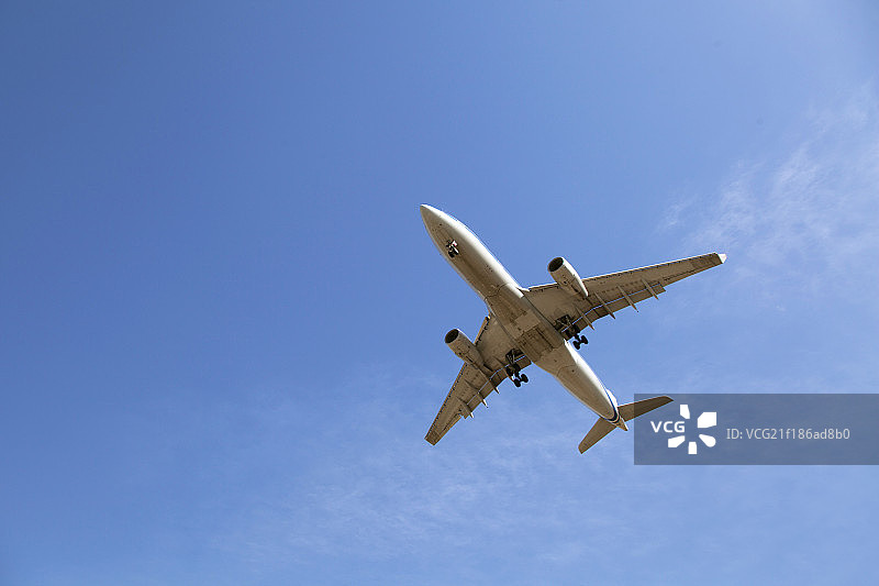 正在起飞中的一架飞机图片素材