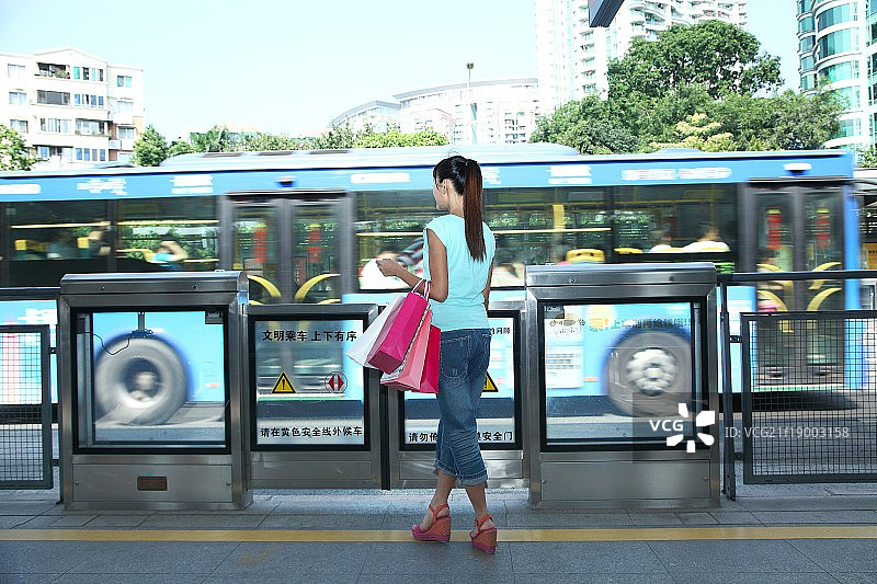 等公交车的年轻女人图片素材