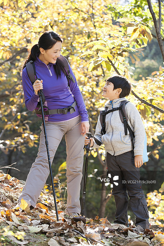 母子俩户外郊游图片素材