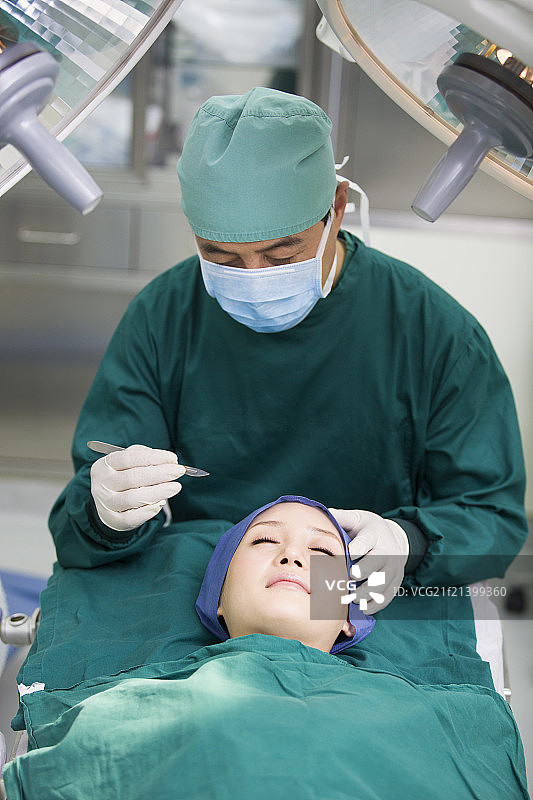 年轻女性做整容手术图片素材