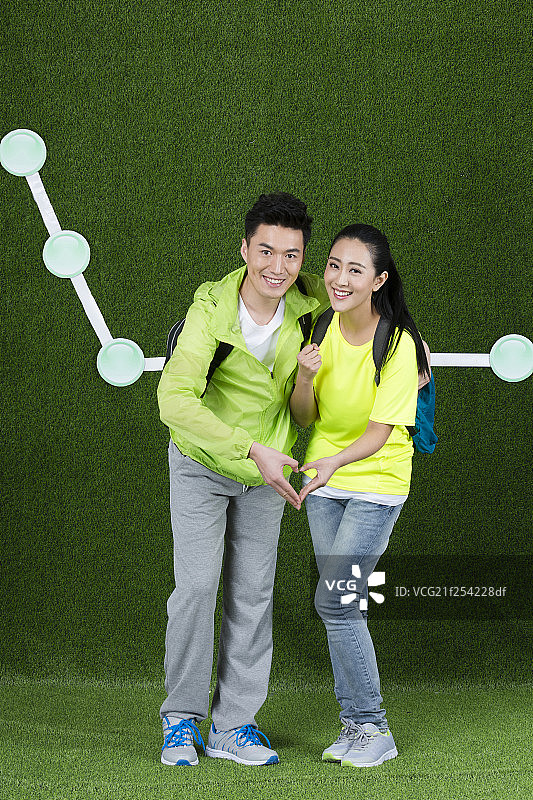 草地创意年轻情侣户外旅行图片素材