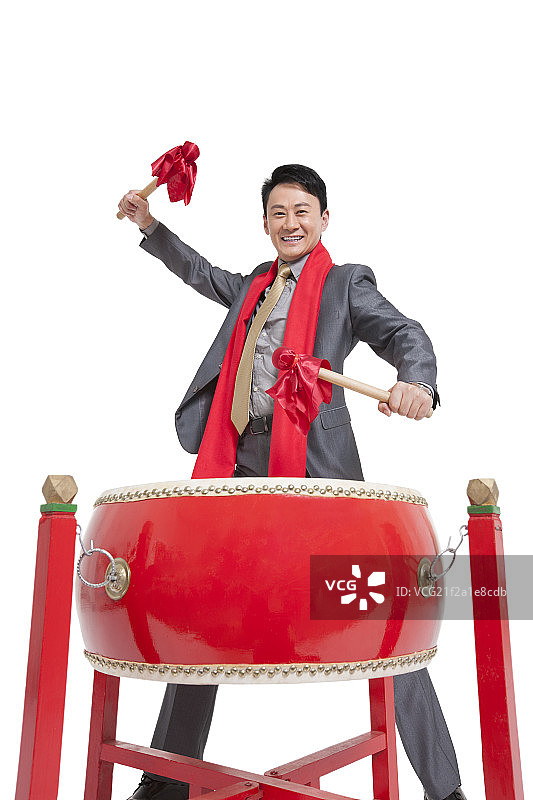 商务男士敲大鼓图片素材