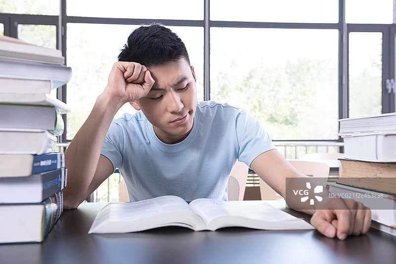College student studying in library图片素材