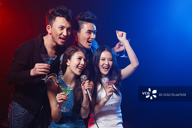 酒吧里喝酒唱歌的年轻人图片素材