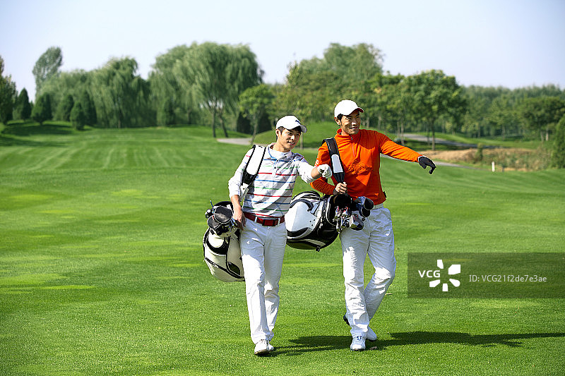 走在高尔夫球道上的男人图片素材