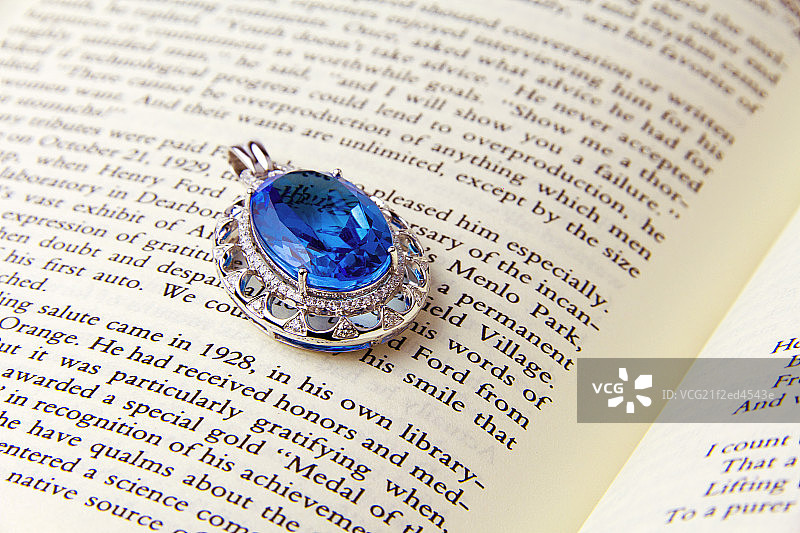 蓝宝石首饰特写图片素材