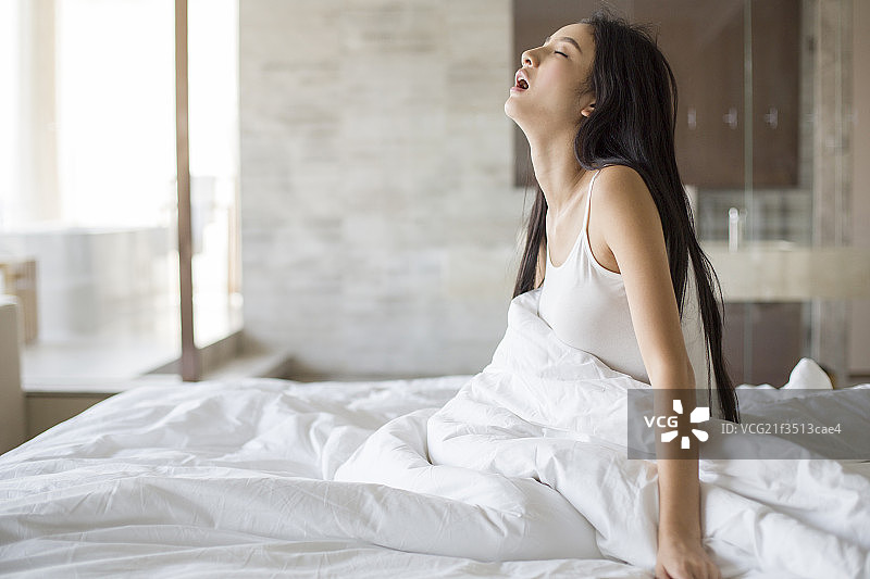 年轻女子刚起床图片素材