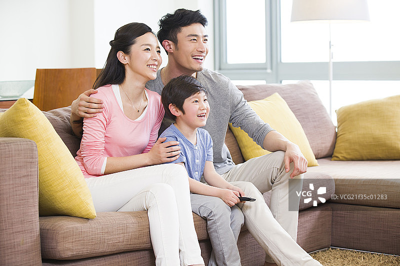 一家三口看电视图片素材