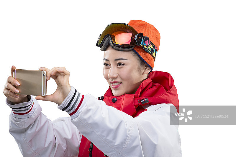 Young female skier making selfie on smartphone图片素材