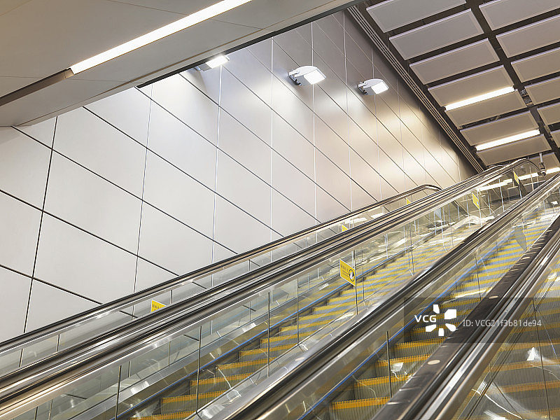 Low angle view of cropped escalator at an underpass图片素材