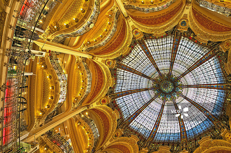 The stained glass dome of Galleries Lafayette图片素材