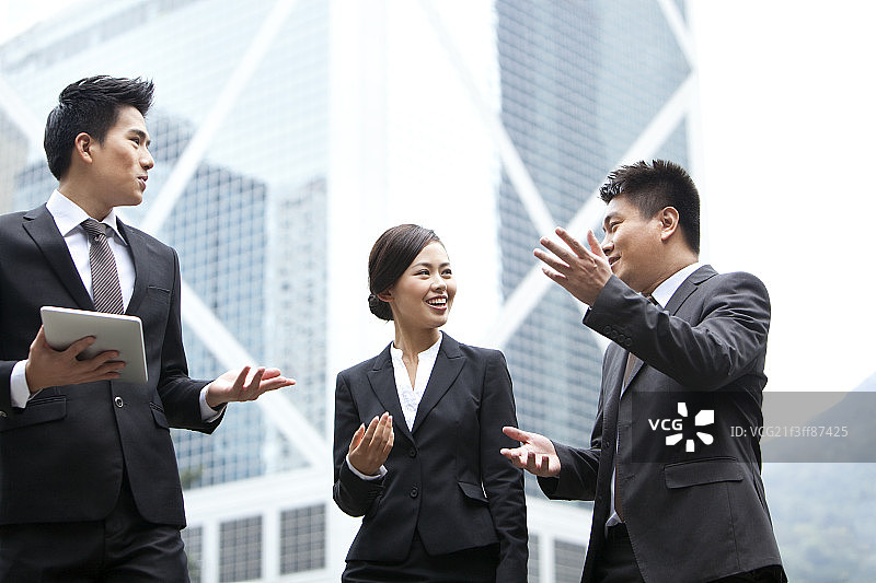 商务人士边走边讨论图片素材