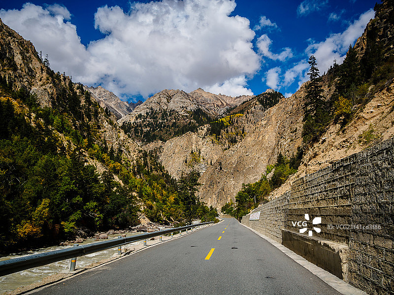 川藏线之前进的道路图片素材