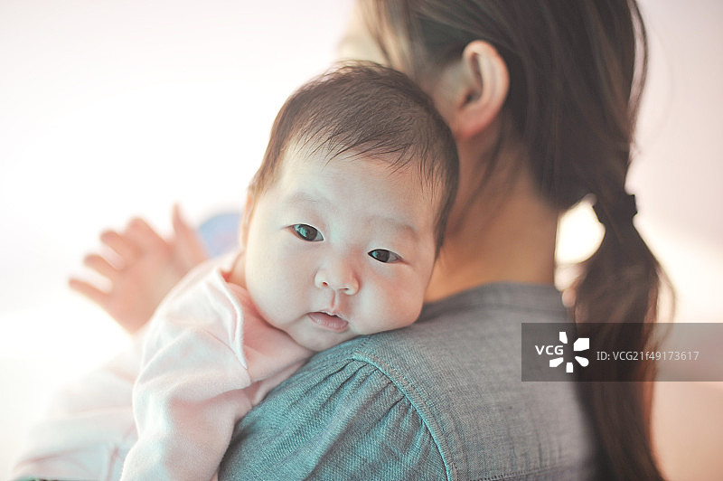 被妈妈抱着的婴儿图片素材
