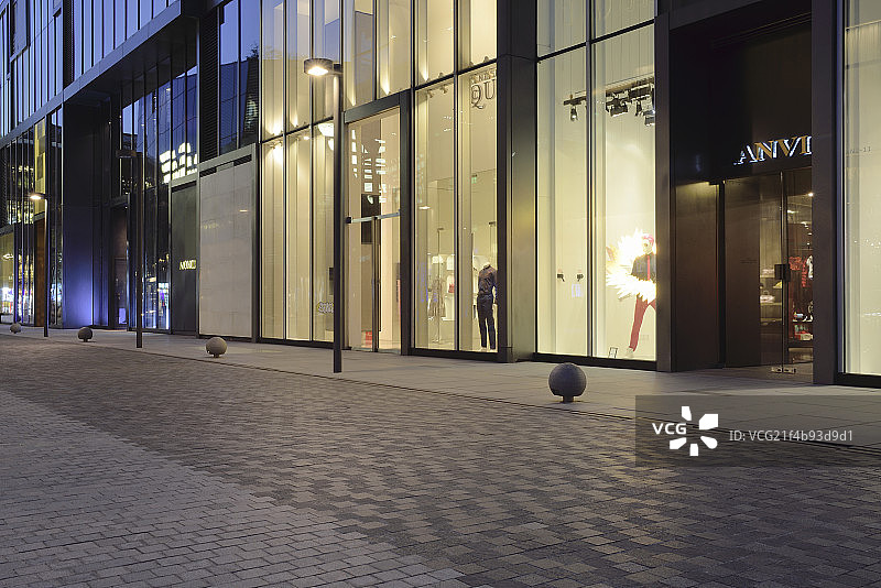 北京三里屯太古里奢侈品旗舰店和广场道路夜景图片素材