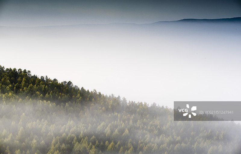 秋天雾气中的小兴安岭图片素材