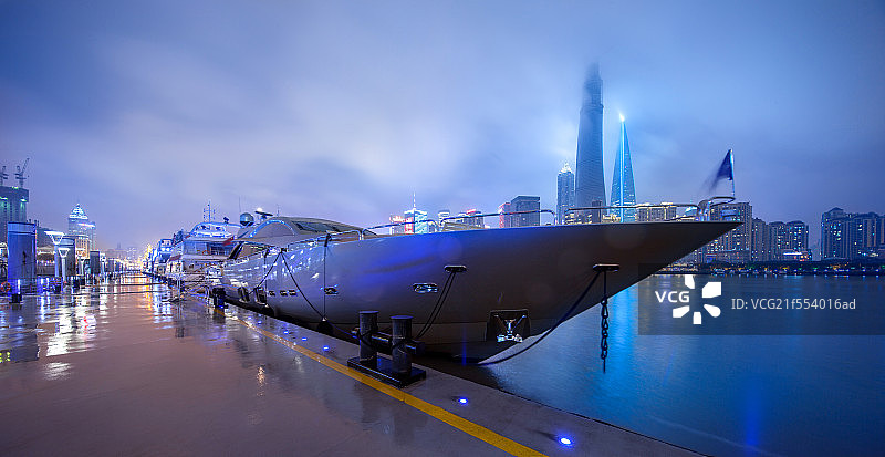 上海外滩黄浦江游艇和浦东陆家嘴CBD摩天大楼图片素材