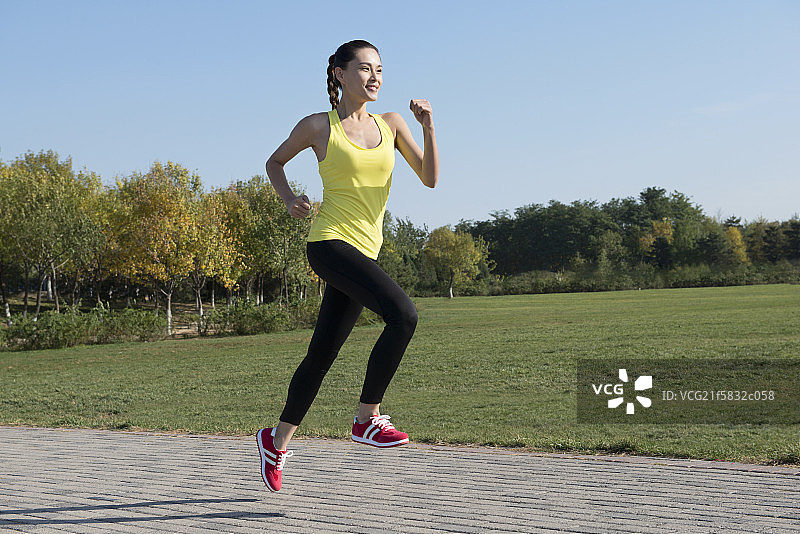 Young woman jogging in park图片素材