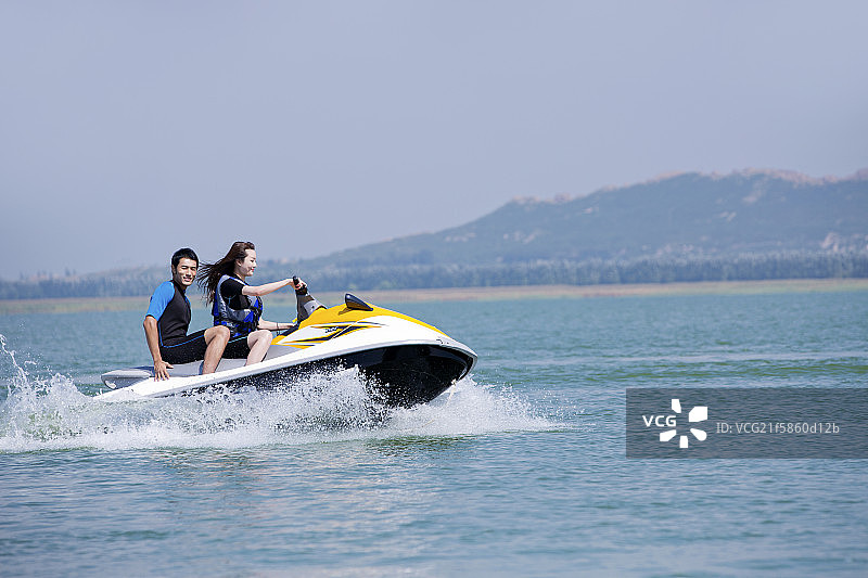青年男女骑摩托艇图片素材
