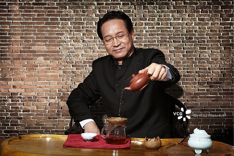 品茶的中年男人图片素材