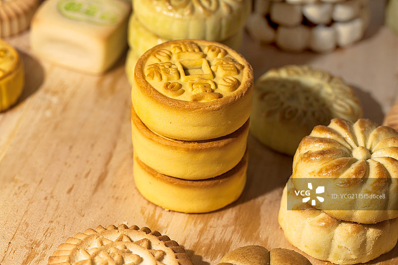 中国节日中秋月饼糕点摆放在案板上图片素材