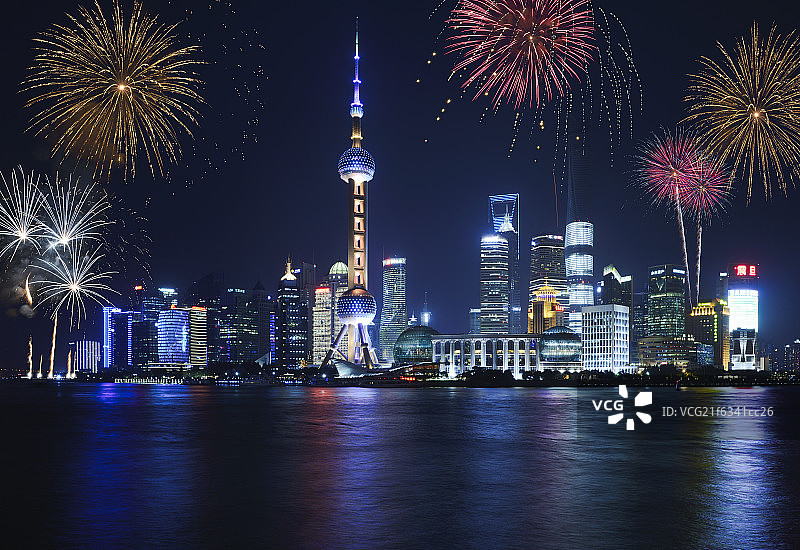 节日美丽烟花下的上海陆家嘴摩天大楼夜景图片素材