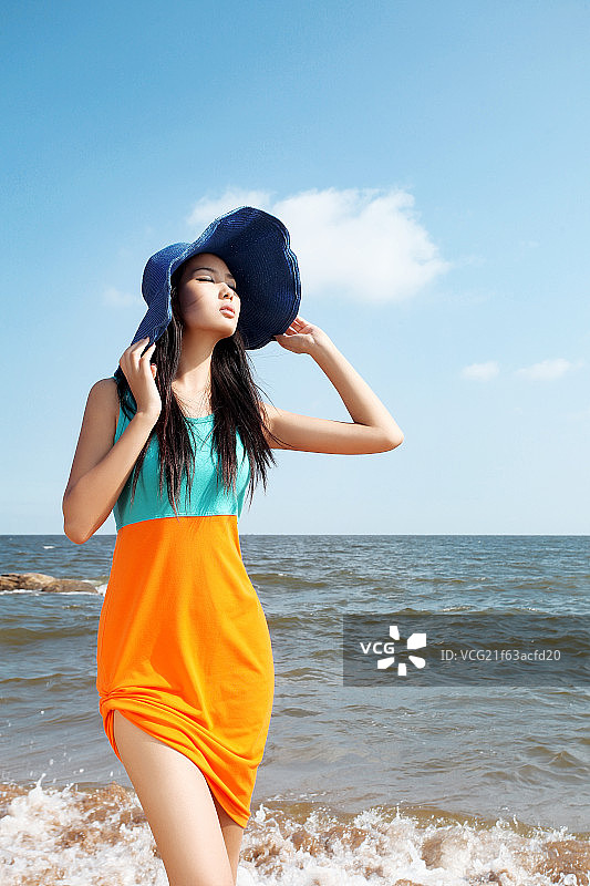 一个青年女性在海边图片素材