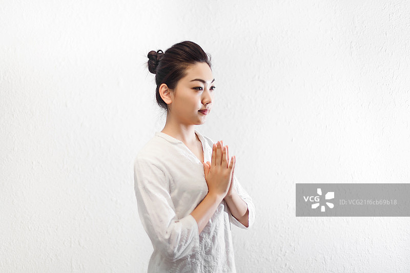 东方年轻女性作揖图片素材