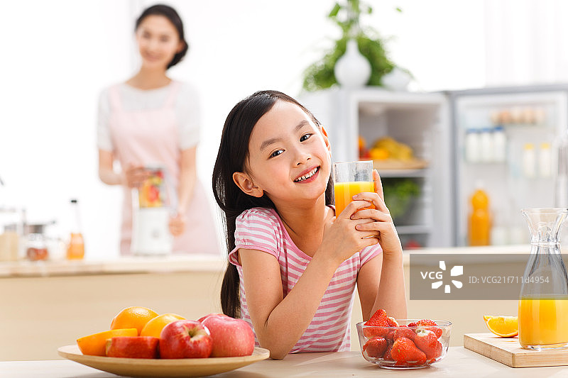 可爱的小女孩在喝果汁图片素材
