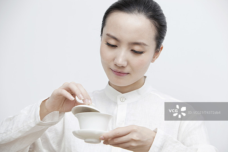 中国女性茶艺师做茶艺图片素材