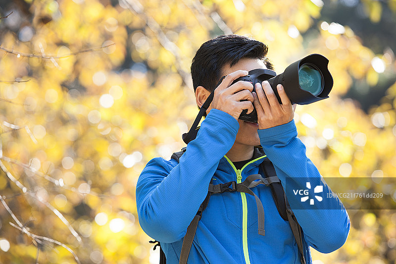 年轻男子拍照图片素材