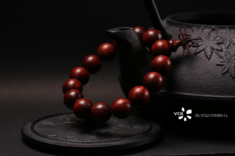 精致的紫檀手链图片素材