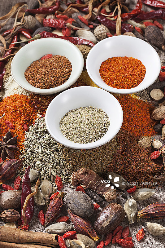 放在桌子上的大量食材 佐料图片素材