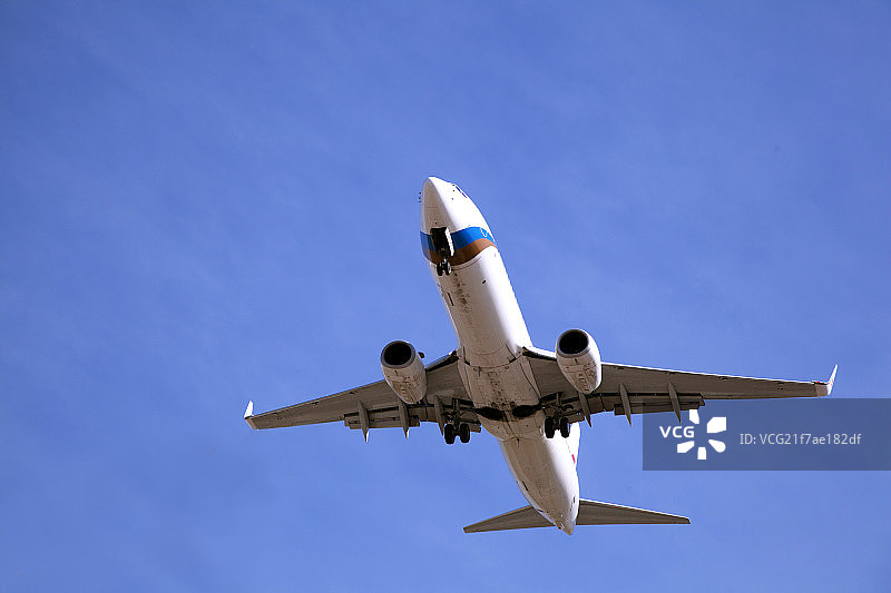 正在起飞中的一架飞机图片素材