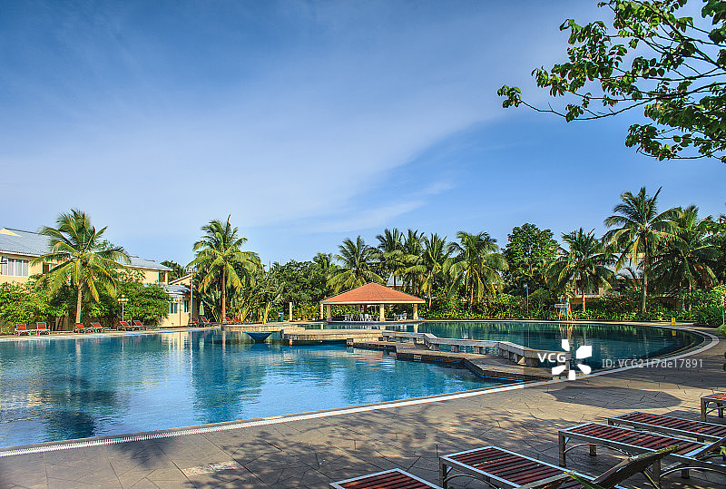 蓝天白云下的度假村温泉泳池图片素材