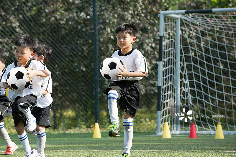 男孩们正在练习颠球图片素材
