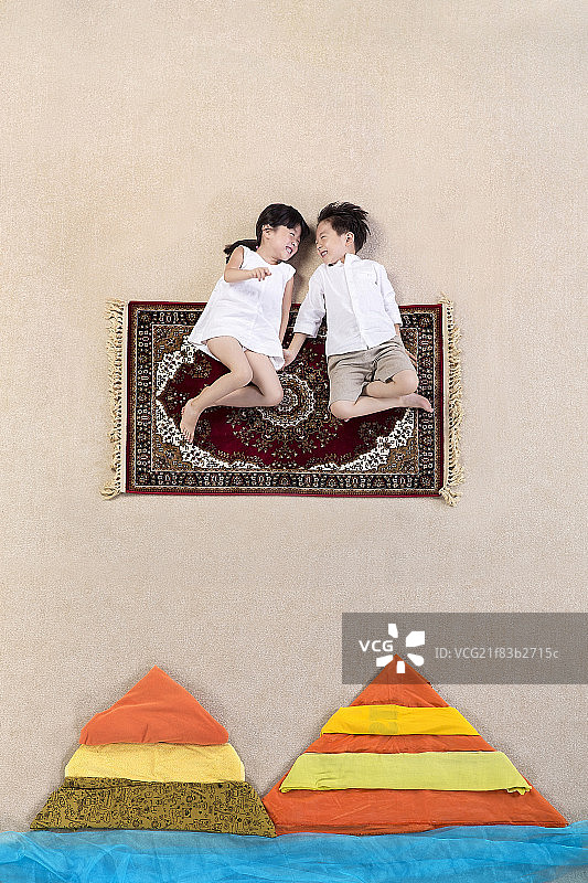 坐在毯子上的两个小孩图片素材