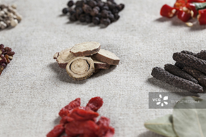 放在桌子上的大量食材 佐料图片素材