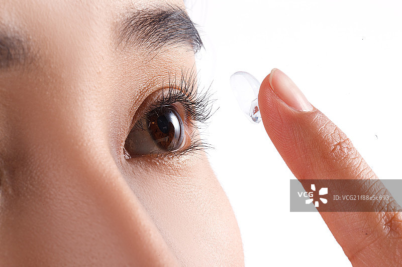 青春活力的年轻女孩戴隐形眼镜图片素材