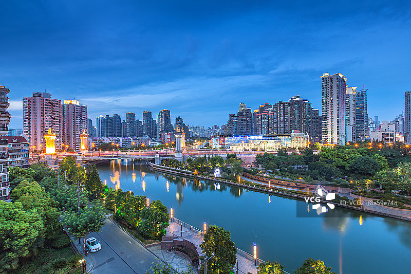 苏州河畔园林景观图片素材