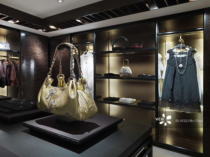 Purses on display in clothing store图片素材