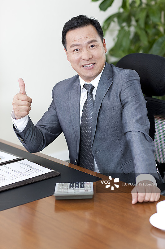 成熟的商务男士竖起大拇指图片素材