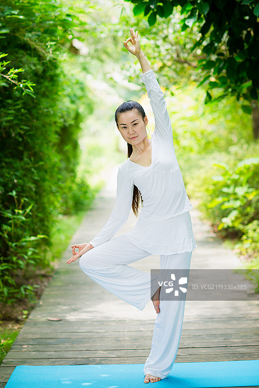 一个女人在户外做瑜珈运动图片素材
