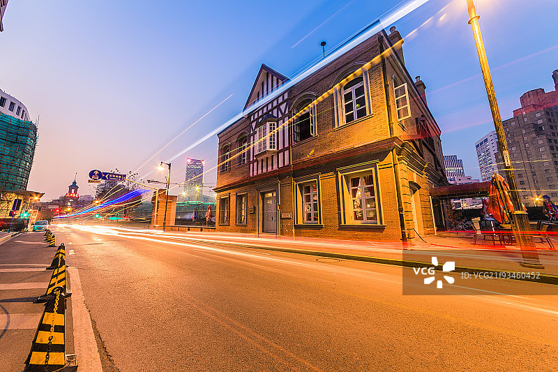 上海外滩源历史建筑和道路夜景图片素材
