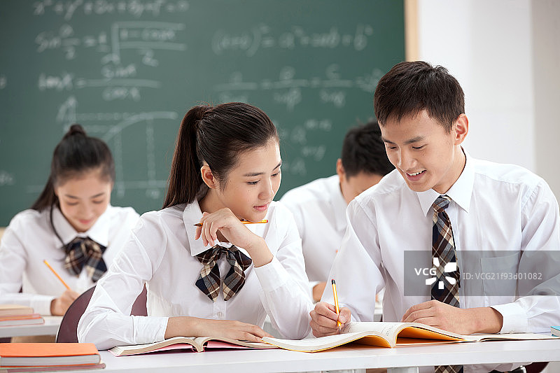中学生在教室里学习图片素材