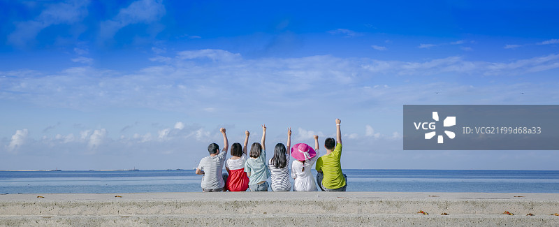 海边坐在一起的少年图片素材