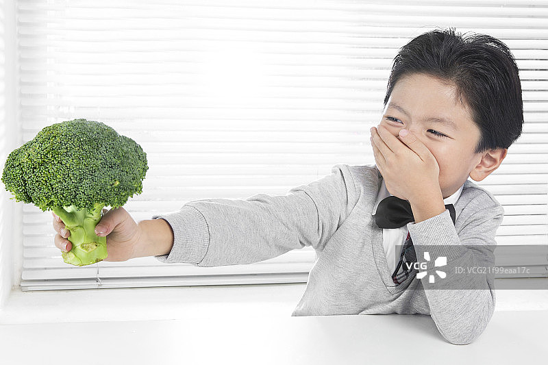 穿灰色毛衣坐着的小学生图片素材