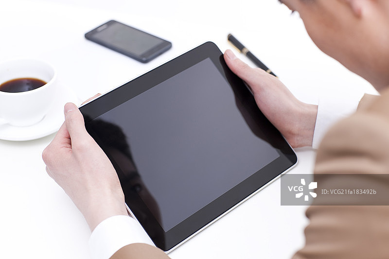 商务男士与平板电脑图片素材