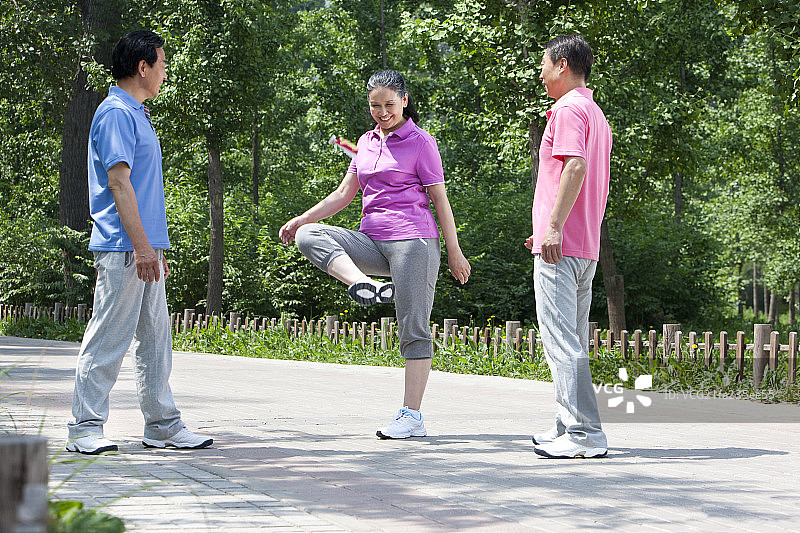 老年人公园内踢毽子图片素材